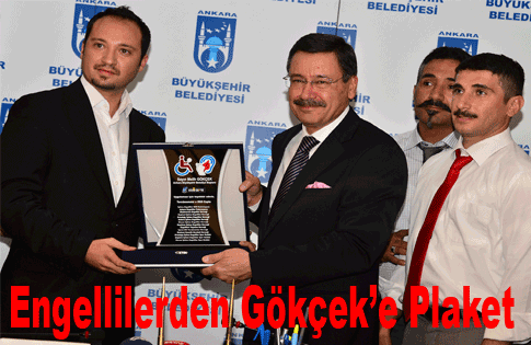 ENGELLİLERDEN BAŞKAN GÖKÇEK’E TEŞEKKÜR PLAKETİ…