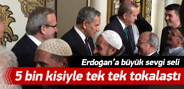 5 bin kişiyle tek tek tokalaştı