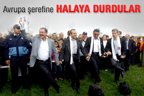 Melih Gökçek halay başına geçti