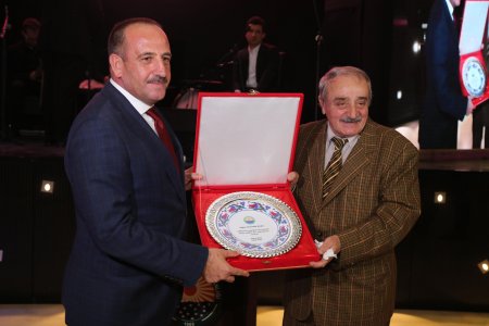 golbasi-blediye-baskani-fatih-duruay--(solda)-eski-baskan-cevdet-kara--(sagda)-plaket-verirken.jpg
